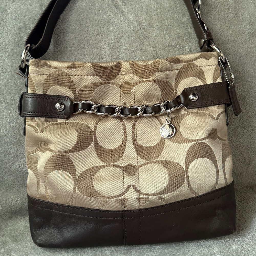👜 Coach Signature Chain Strap Crossbody – Style No. 16862 🪙